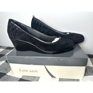 New Size 8‎ M Kate Ann Leah Mid Wedge Pump Comfort Shoe Pleated Suede Black